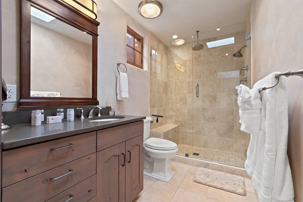 Apricot - Light-filled Modern Update to Historic Home, Walk to The Plaza and Canyon Rd