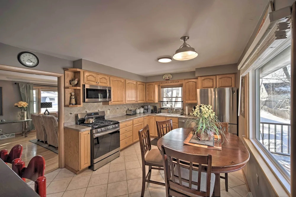 Pet-friendly Retreat ~ 1 Mi to St Louis River!
