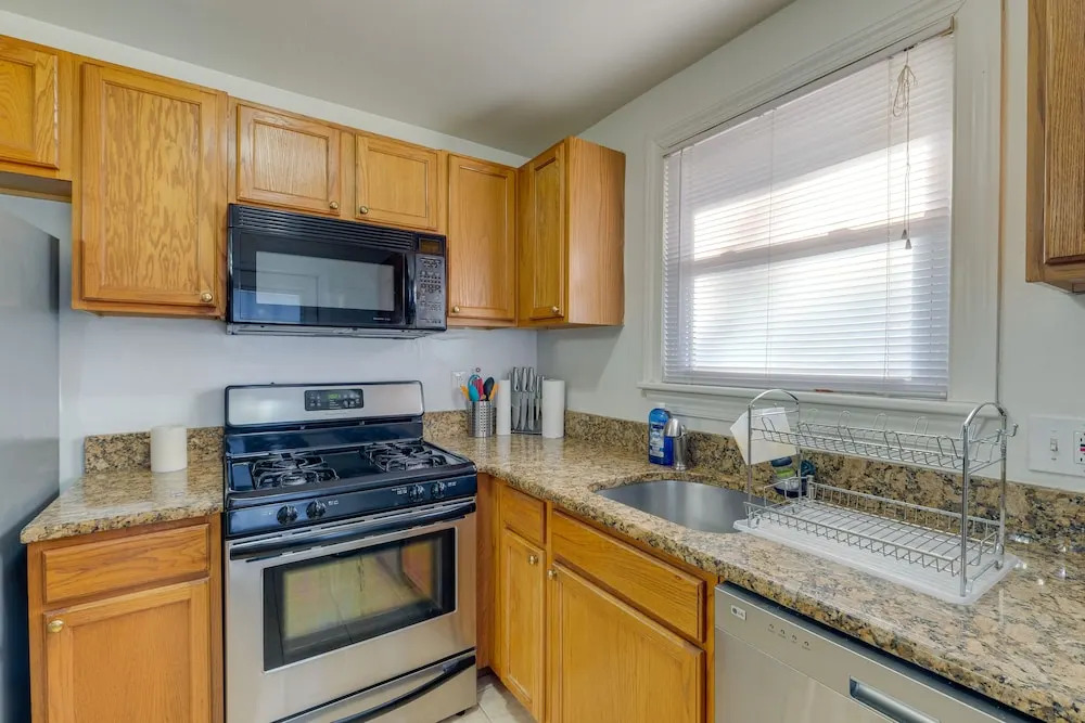 Backyard + Deck: Family-friendly Lorton Home!