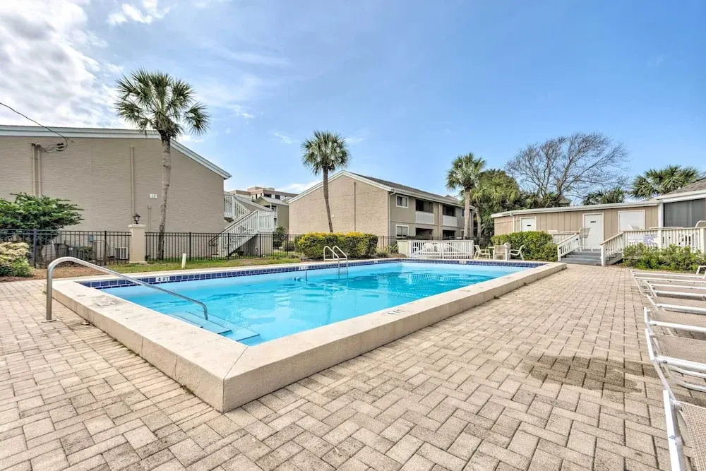 Sunny Destin Condo w/ Pool & Beach Access!