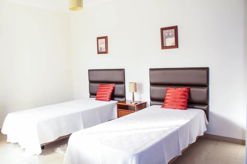 4 Bedrooom villa with gated pool located between Olhas da Agua and Albuferia