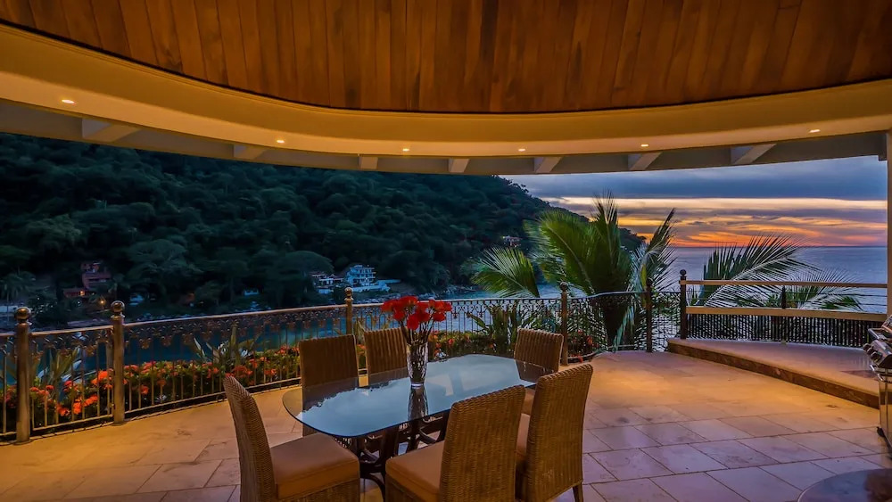 Fully Staffed, Beach frontage Luxury Villa