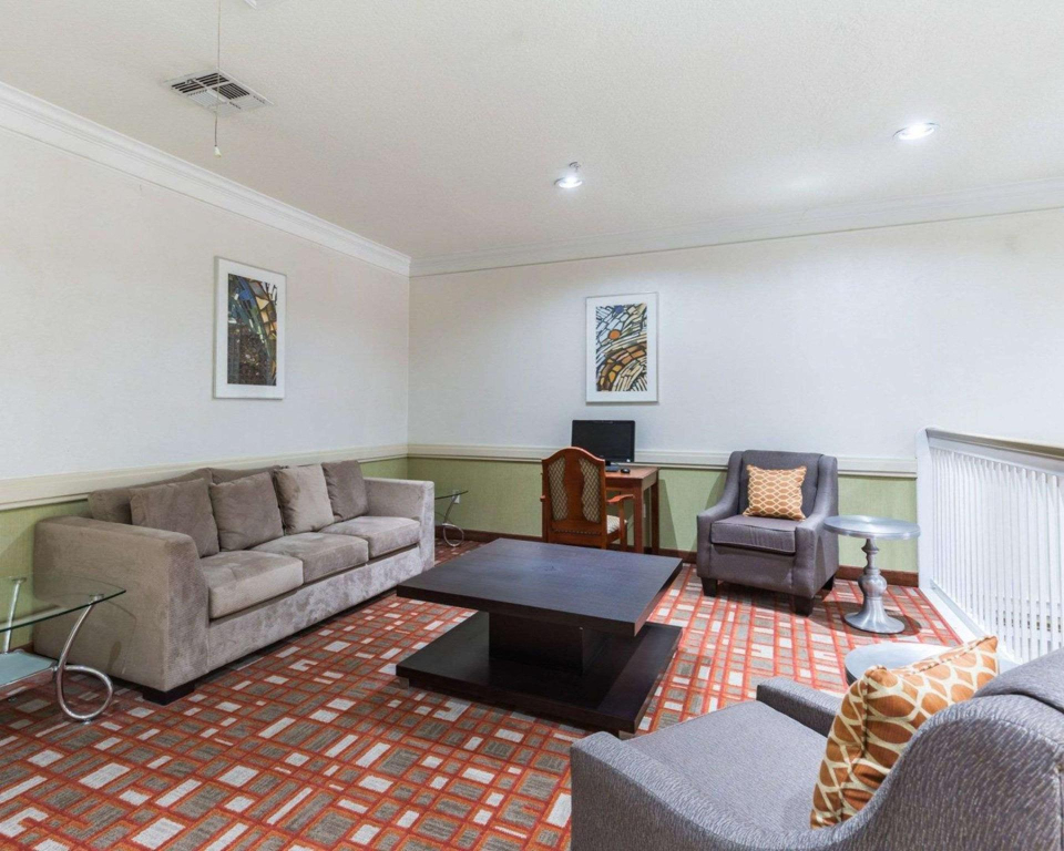 Econo Lodge Inn & Suites East Houston I-10