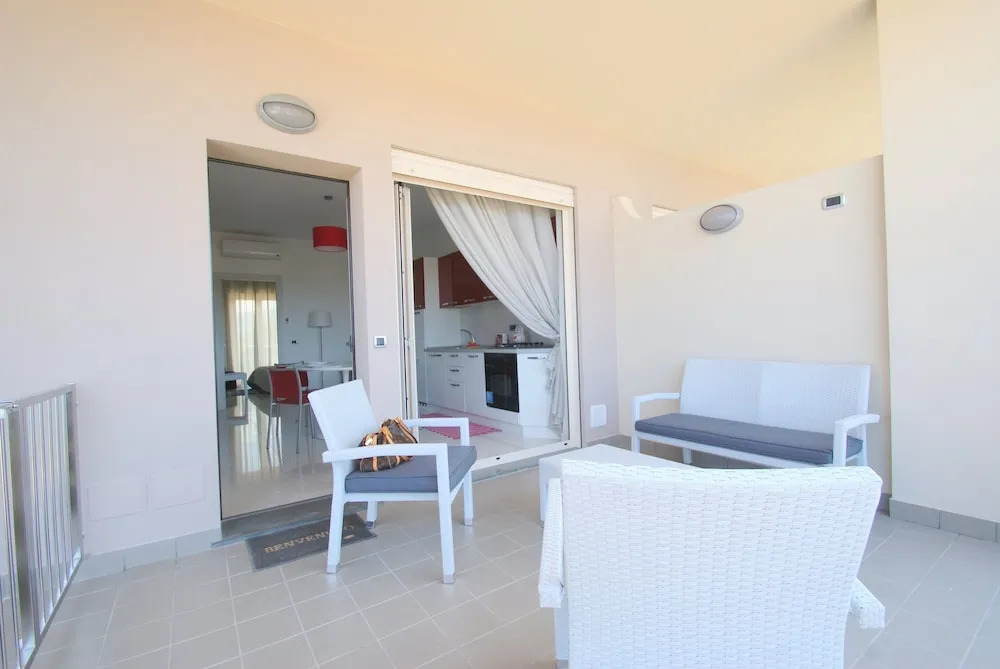 Apartment In Residence With Pool