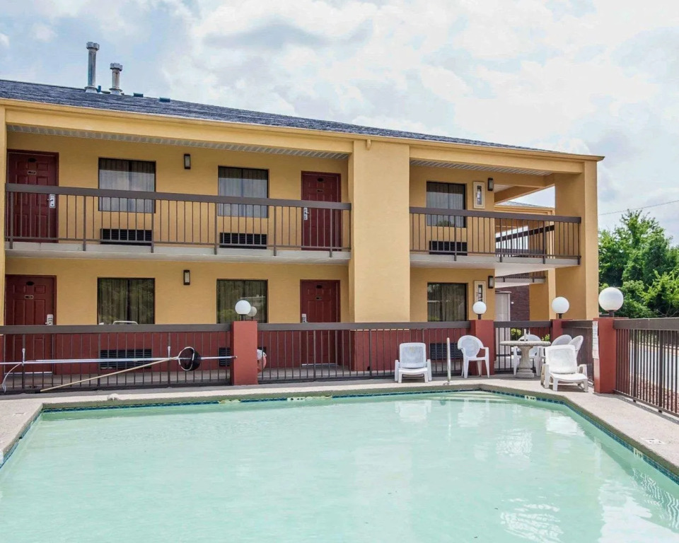 Econo Lodge Inn & Suites