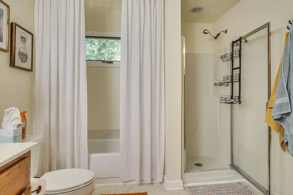 3 Mi to Marina: Quiet Getaway w/ Deck in Lexington