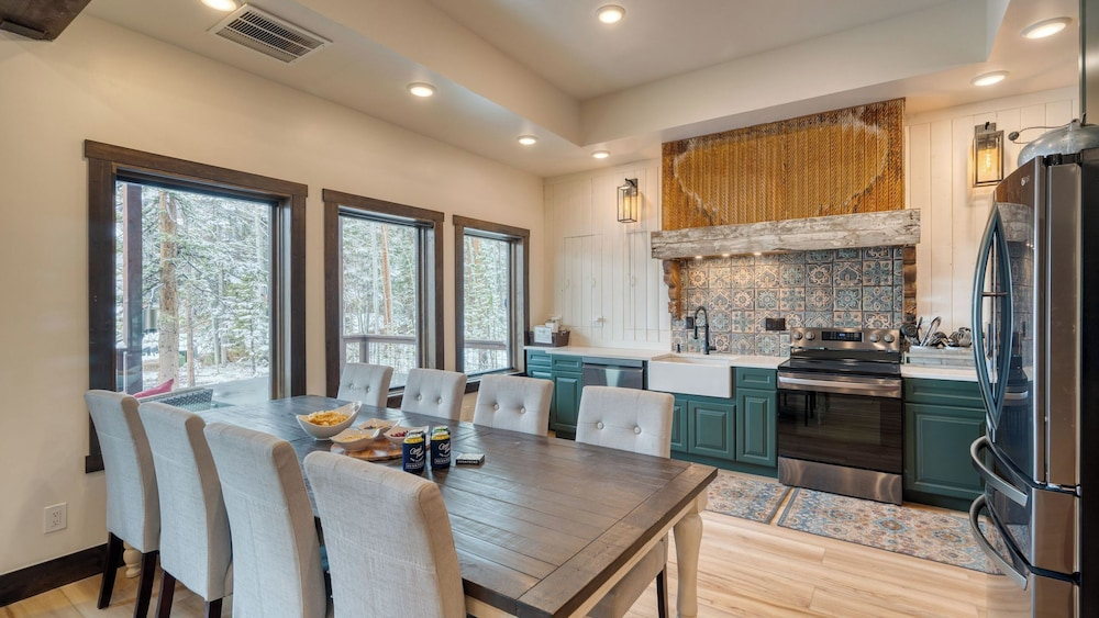 Winterhaven Estate by Avantstay Sleeps 19 Guests Mountain Compound w/ Views, Firepit, Hot Tub