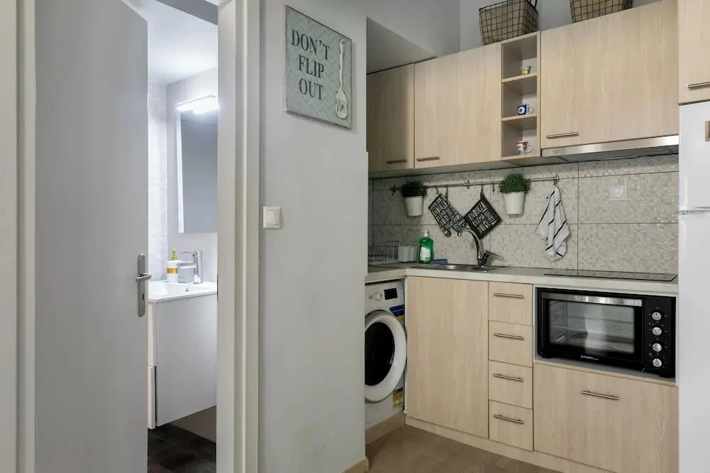 City Vibes - 2-BR Apt. with Backyard in kolonaki
