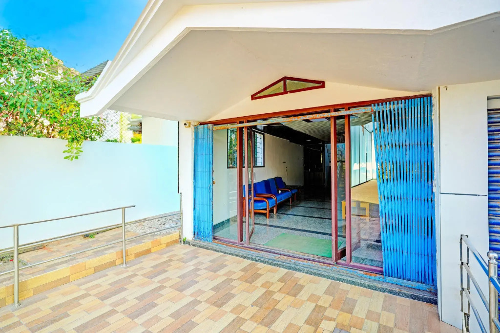 OYO 13581 Hotel Raj