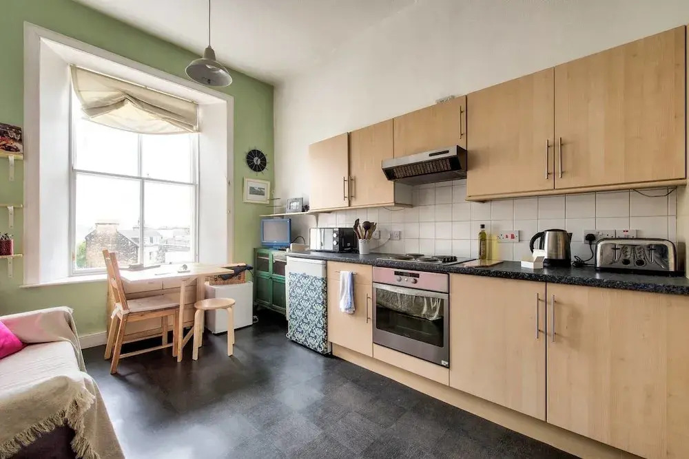 Bright And Central Flat, Directly Facing The Usher Hall