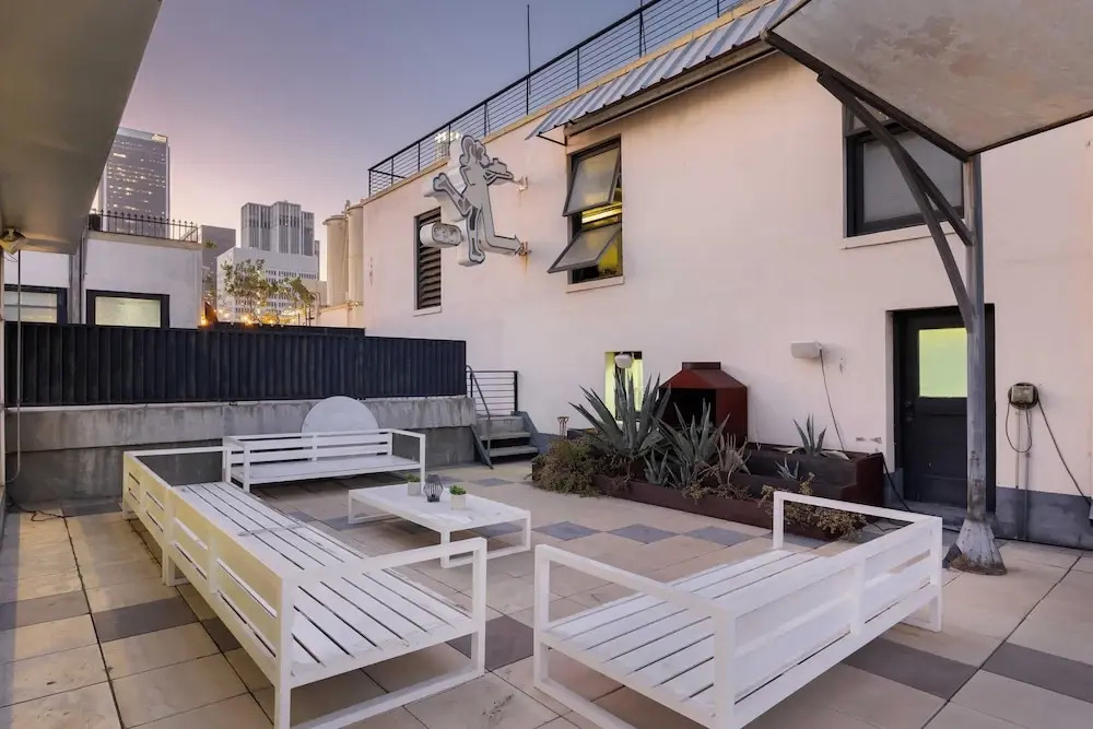 Skyline Lofts by Avantstay: a Multi-level Industrial-chic Retreat in Dtla With Rooftop Views, Soaring Ceilings & Steps to Dining, Music & Culture