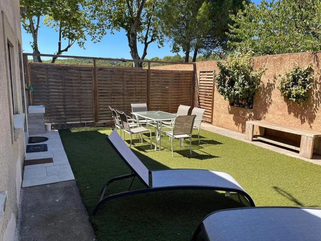Maison de plein pied divisée en 2 appartements F3 independant, situé à Jacou, à 15km des plages, 5km de montpellier centre, attention le tarif proposé est pour un appartement si vous souhaitez louer les 2 réservez 2 hébergements