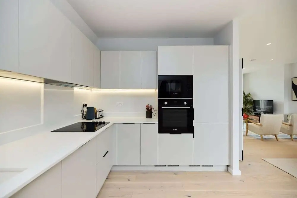 The Brondesbury Hideaway - Stylish 3bdr Flat With Balcony + Parking