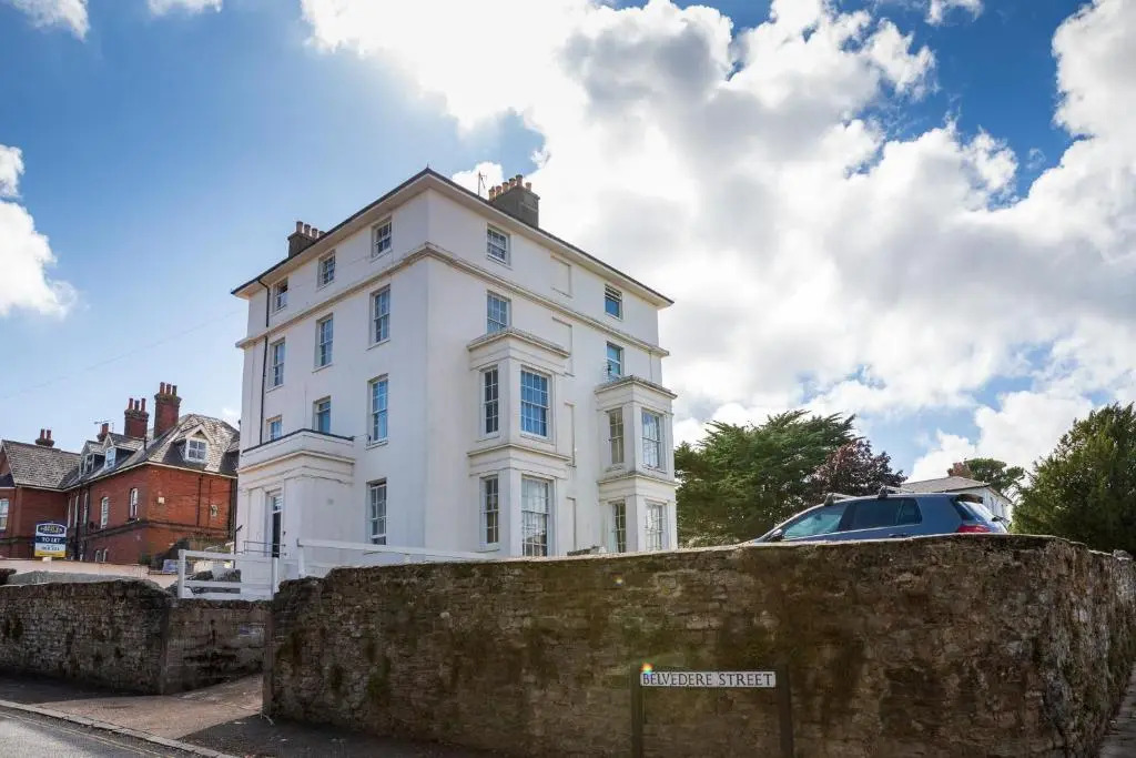 Elegant studio apt nr beach & shops with parking