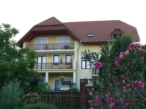 Hévíz Yellow Apartmenthouse