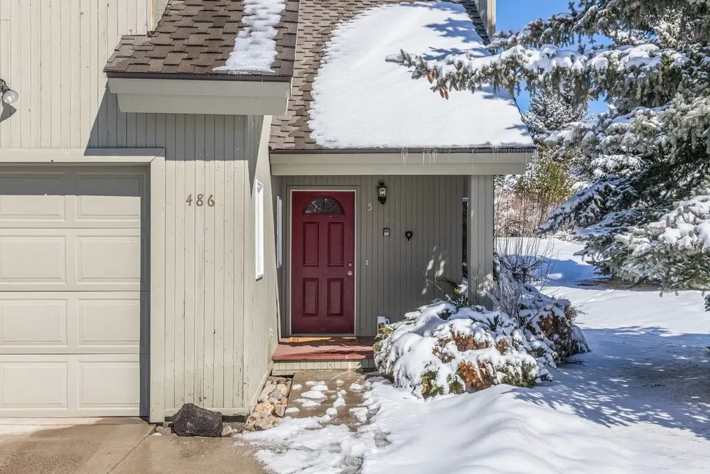3BR Townhome w/ Mountain View & Balcony