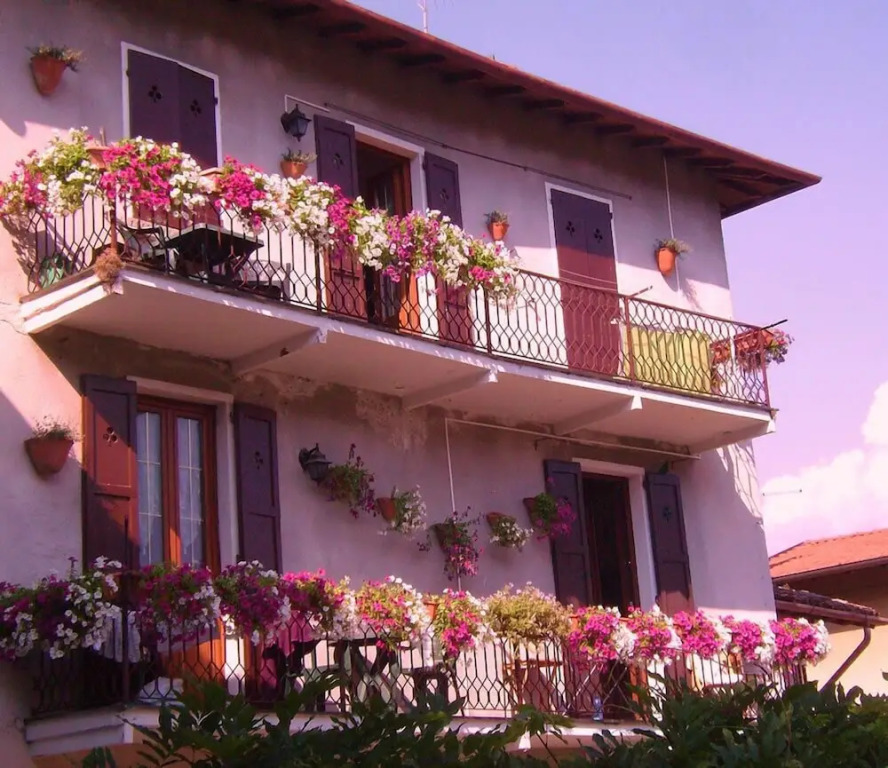 Charming Azalea apartments by Halldis