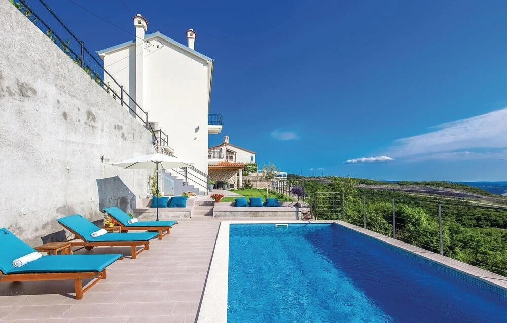 Amazing Home in Praputnjak With Wifi and 5 Bedrooms