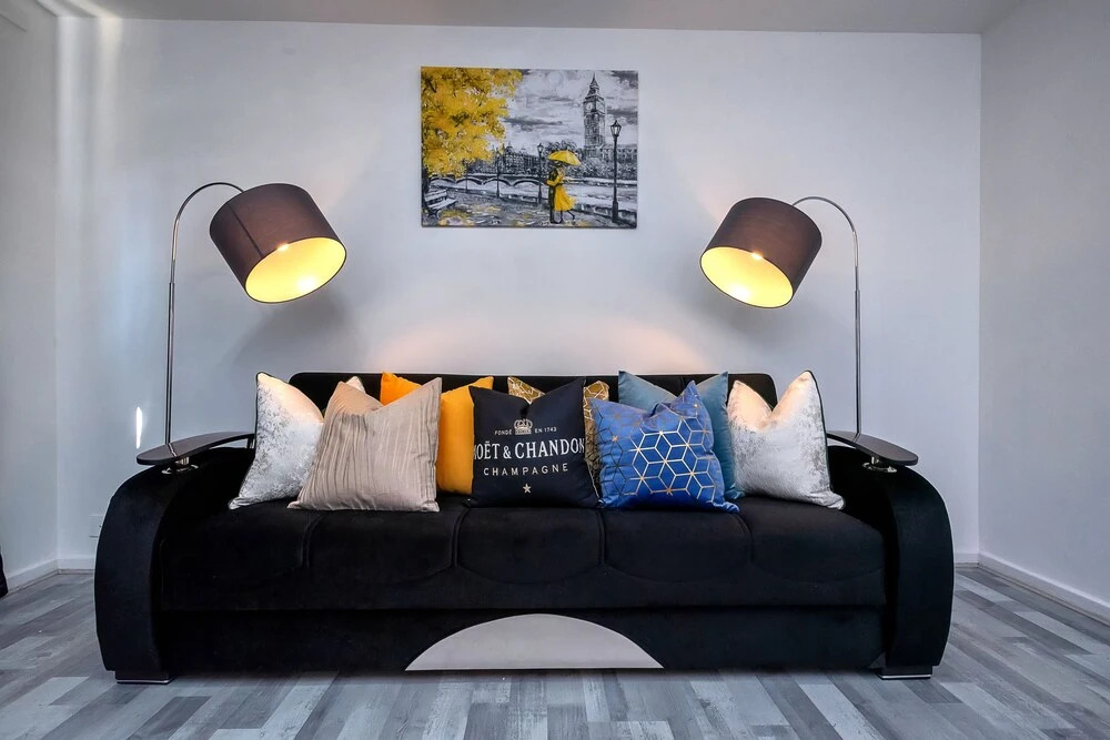 A Stunning 2 BED Home ON THE River Thames!