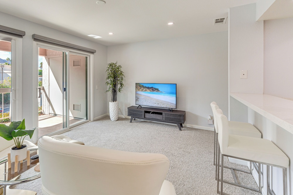 2 Mi to Dtwn Palm Springs! Modern Condo w/ Pool