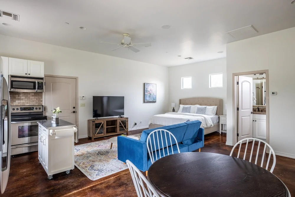 Upscale W/ Pool, Chefs Kitchen & Stables 6 Bedroom Home