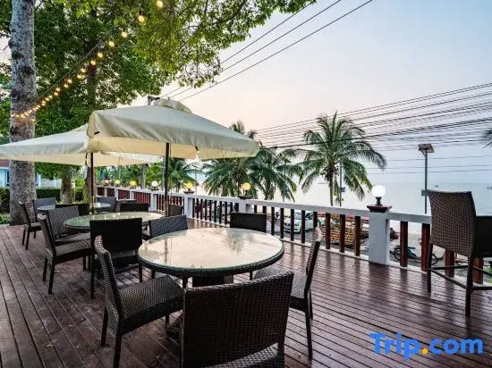 RimLay Beachfront Pool Villa