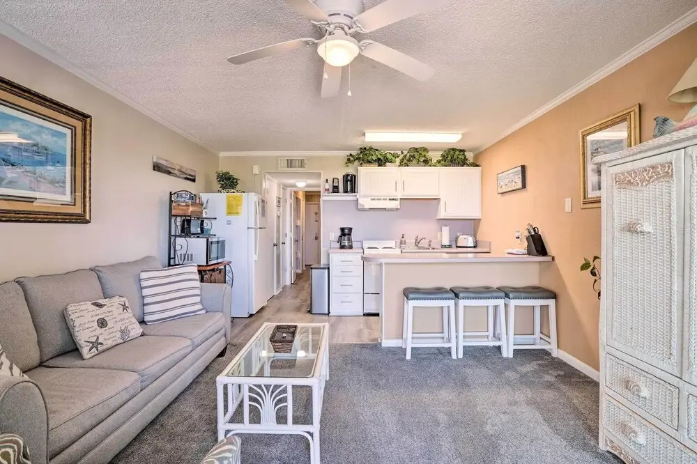 Beachfront Isle of Palms Condo w/ Balcony & Pool!