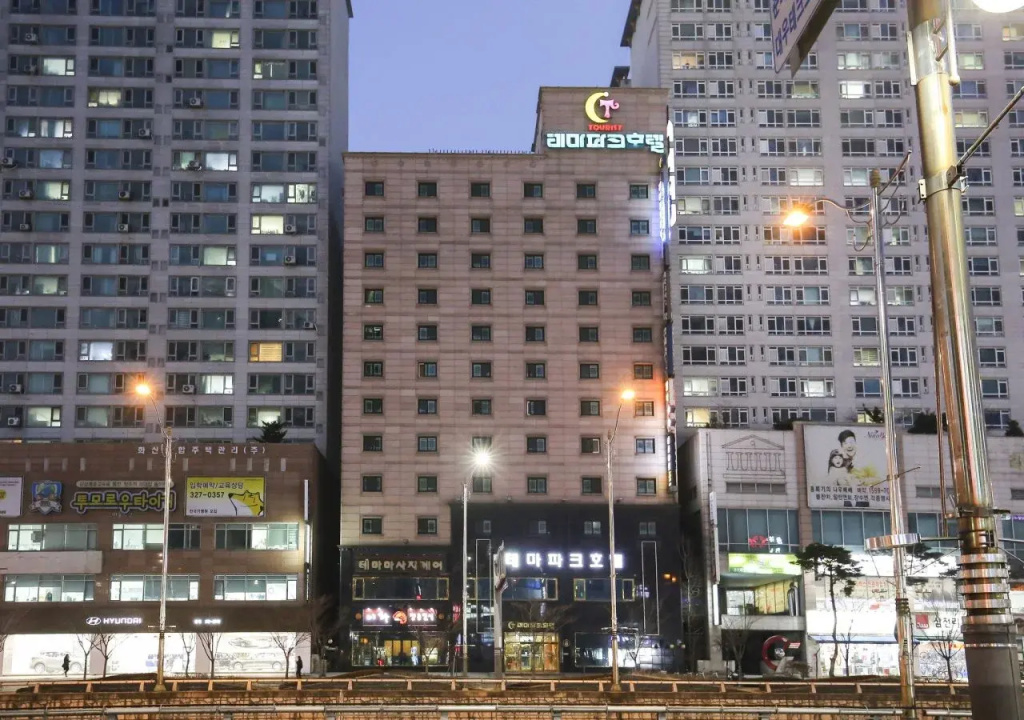 Themepark Tourist Hotel