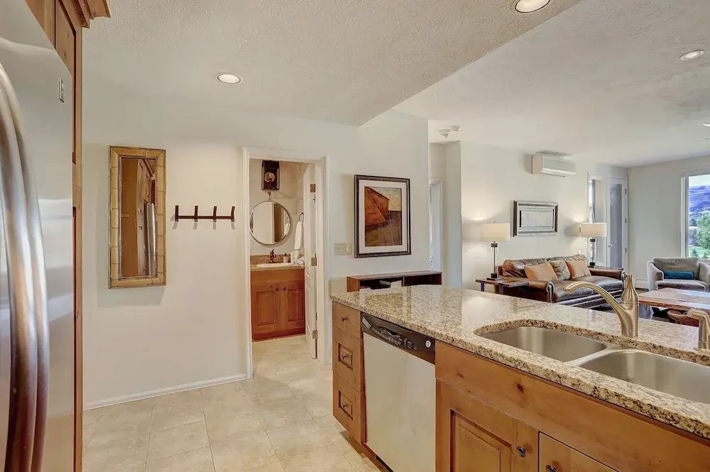 2Br Gorgeous & Updated Condo Arrowhead 2 Bedrooms 2 Bathrooms Condo