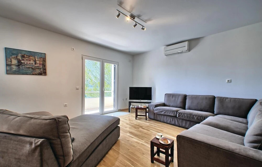Stunning Home in Prizba With Wifi and 6 Bedrooms