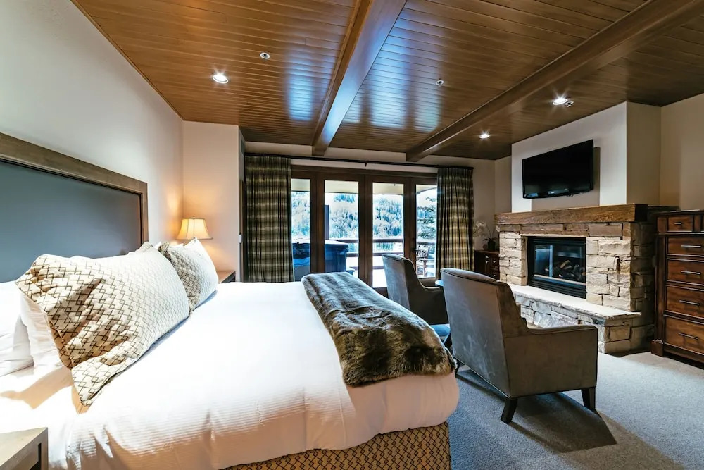Luxury Four Bedroom Corner Suite with Hot Tub