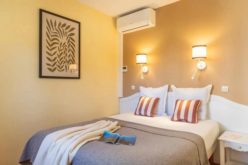 Riverfront Family Stay With Balcony