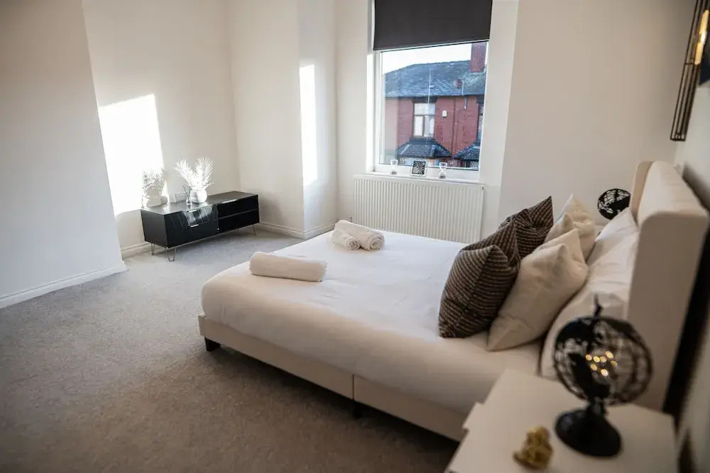 House - Sleeps 7 - Parking - Garden - Near Stn