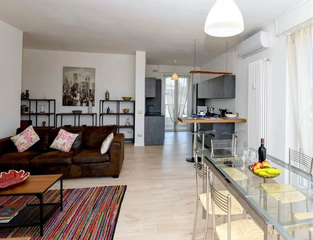 Immaculate 2-bed Apartment in Desenzano del Garda