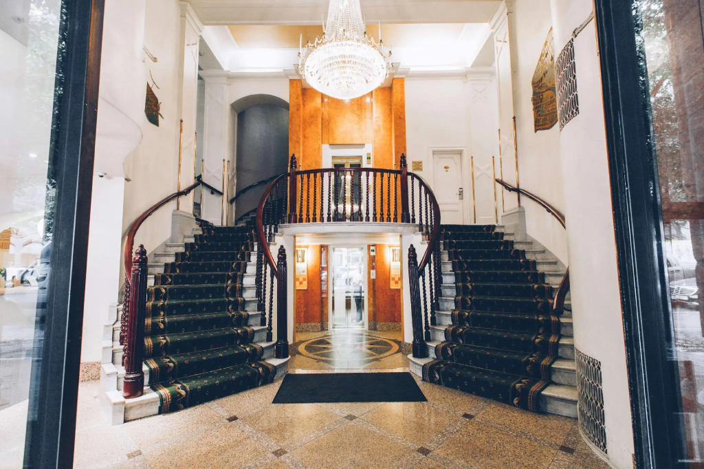 Crystal Plaza Hotel
