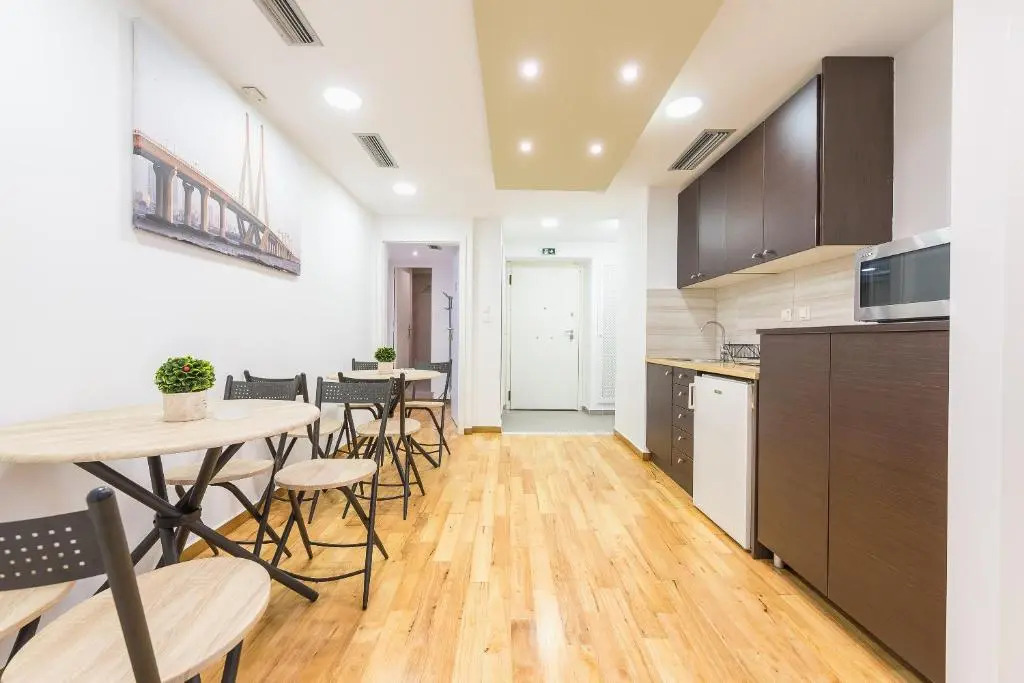Central 3 bdrm apt for 12, Fresh Renovated!