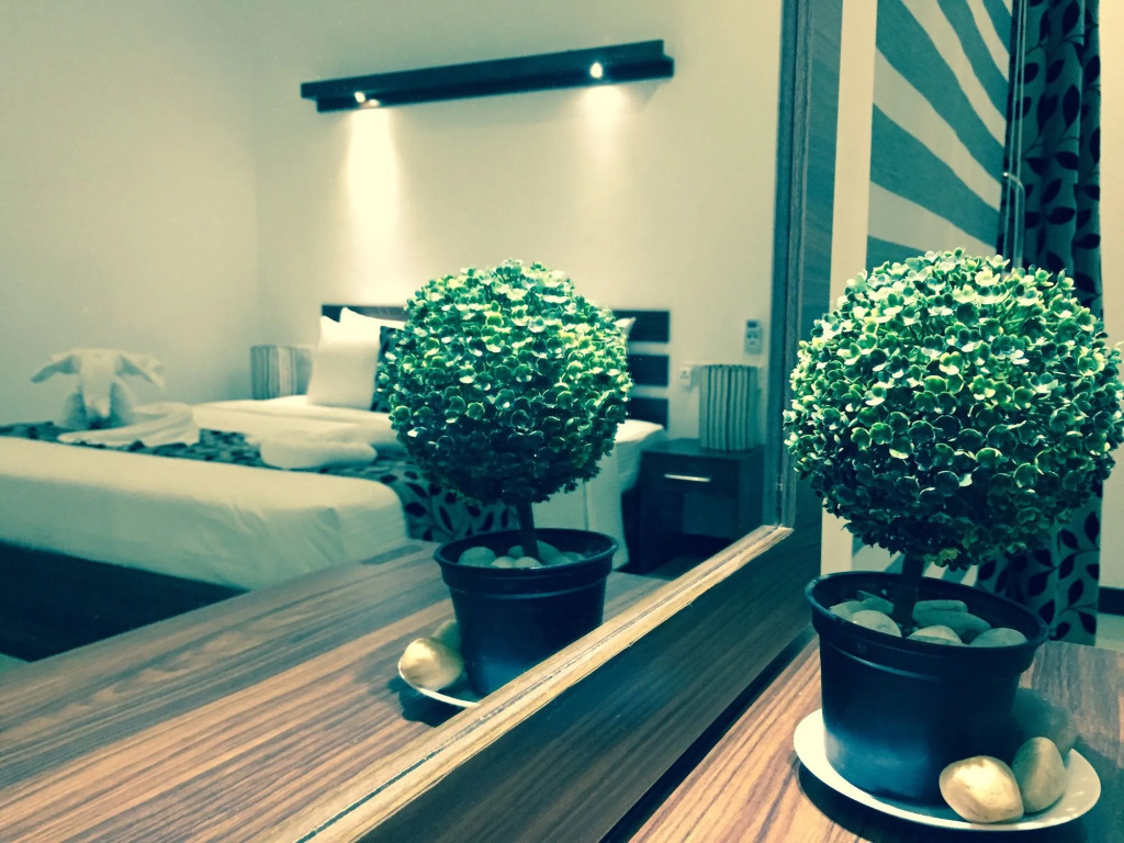 8 Plus Motels