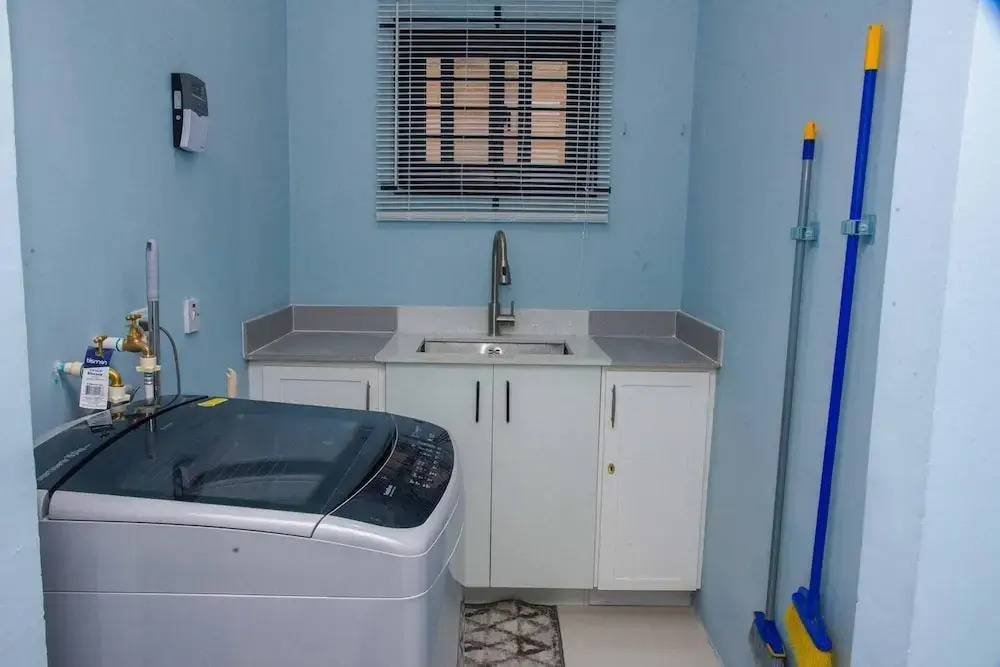 Montana Villa-ochorios-sleeps6-aircon-pool-tv-wifi