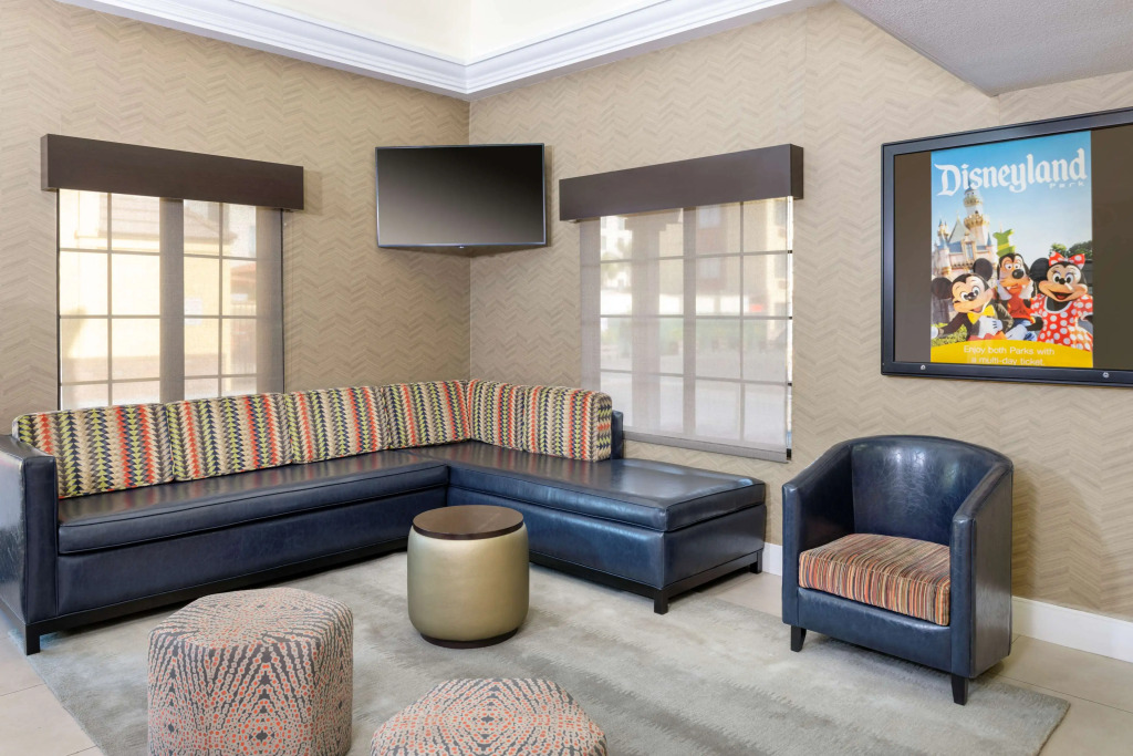 Best Western Plus Raffles Inn & Suites