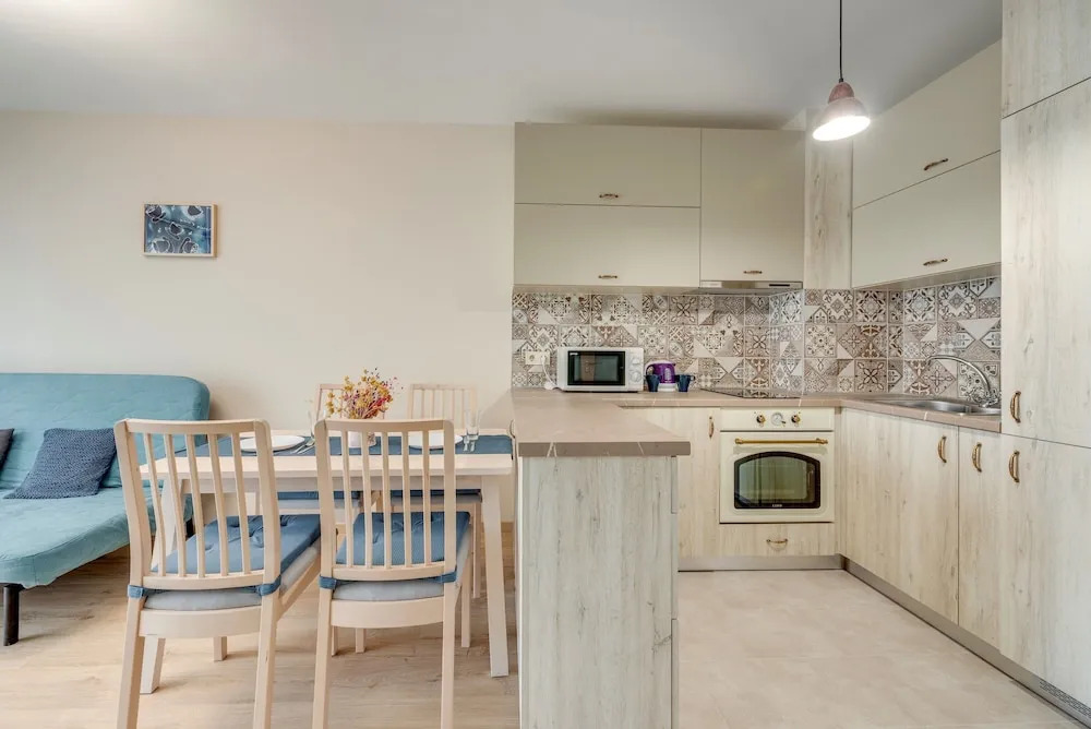Bright and Newly Refurbished Apartment Near Center