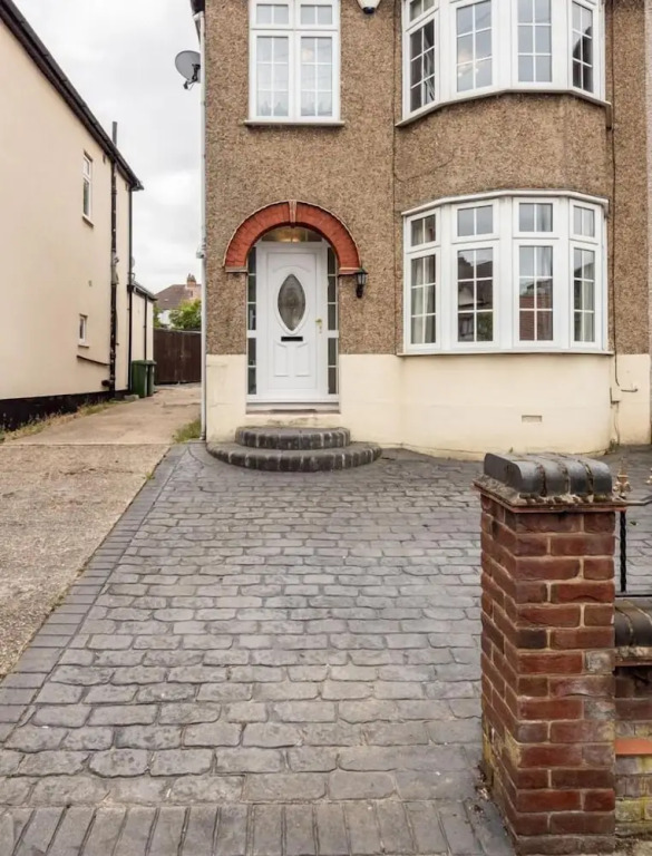 Impeccable 4-bed Apartment in Hornchurch