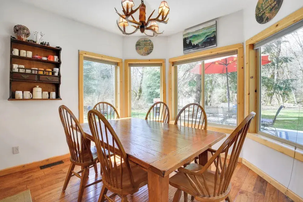 Peaceful Rhododendron Cabin w/ Fire Pit & Hot Tub!