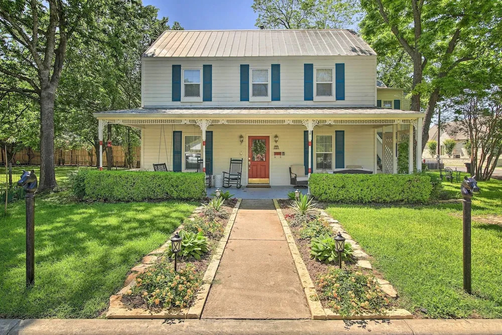 Grand Fredericksburg Retreat - Walk to Main St!