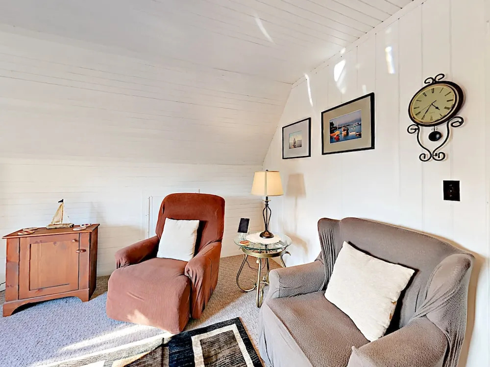 Romantic Crowâ€™s Nest Hideaway 1 Bedroom Apts