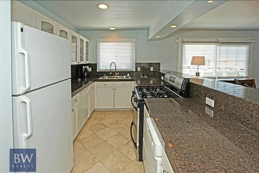 2000 W Ocean Front Liu 3 Bedroom Home