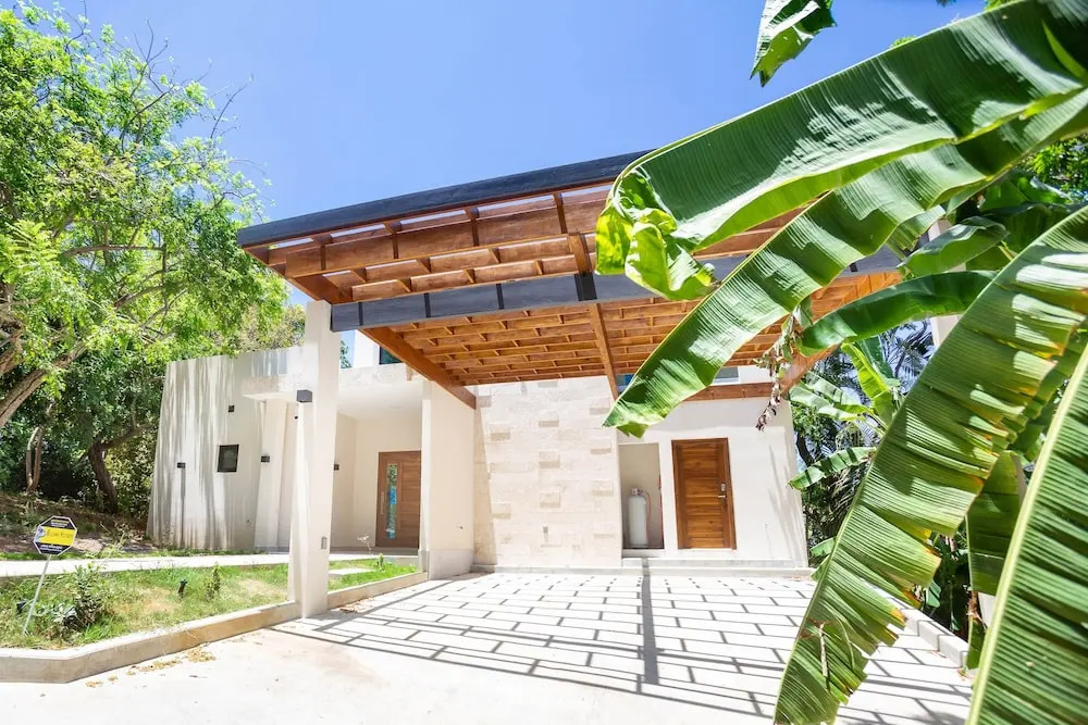 West Bay Breeze 3 Bedroom Home by RedAwning