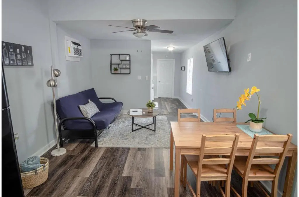 Remodeled Vintage Charm 1br/1ba Apt Close to DT