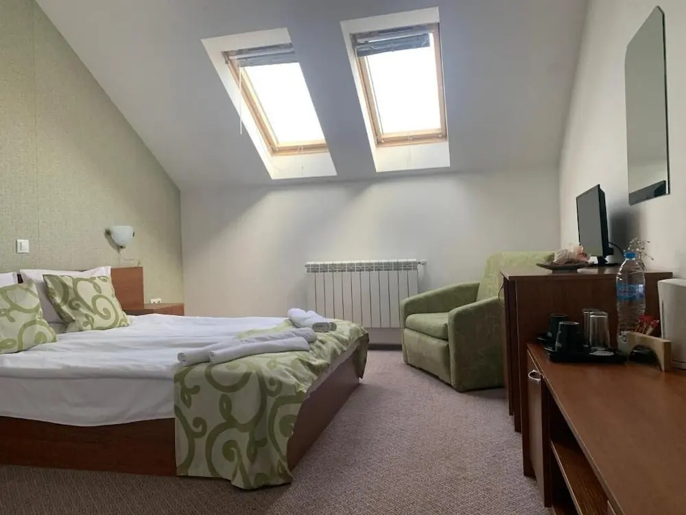 Room-granat Double Room 3- Next to Gondo