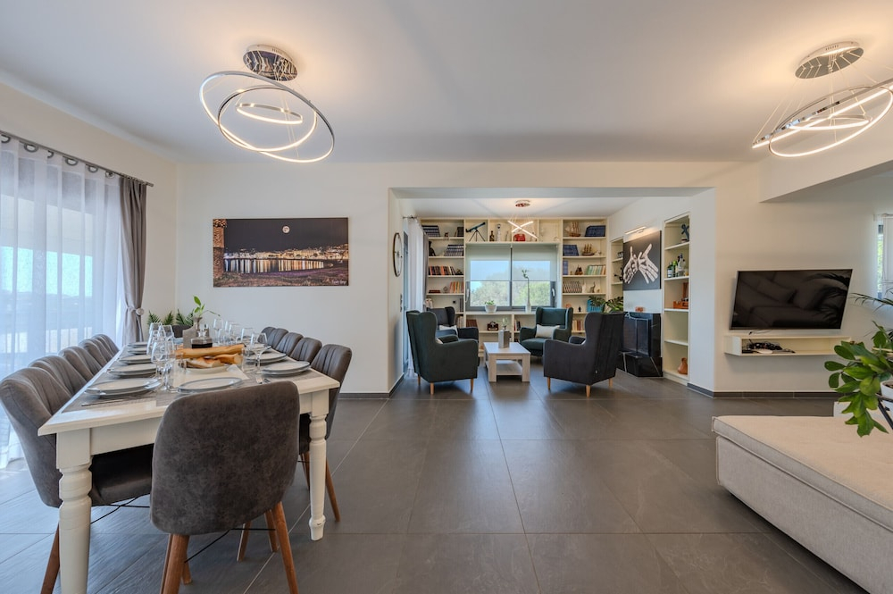 3As 3BD Villa, Heated Pool, Sauna & Gym