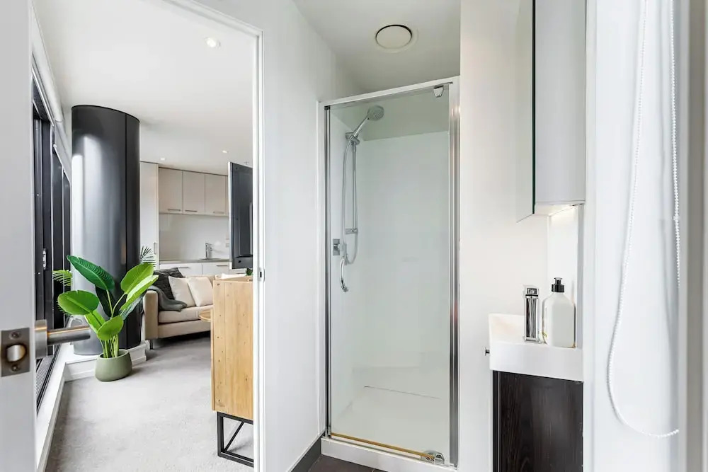 Pool, Gym & Modern 2BR Sky Tower View Zodiak Stays